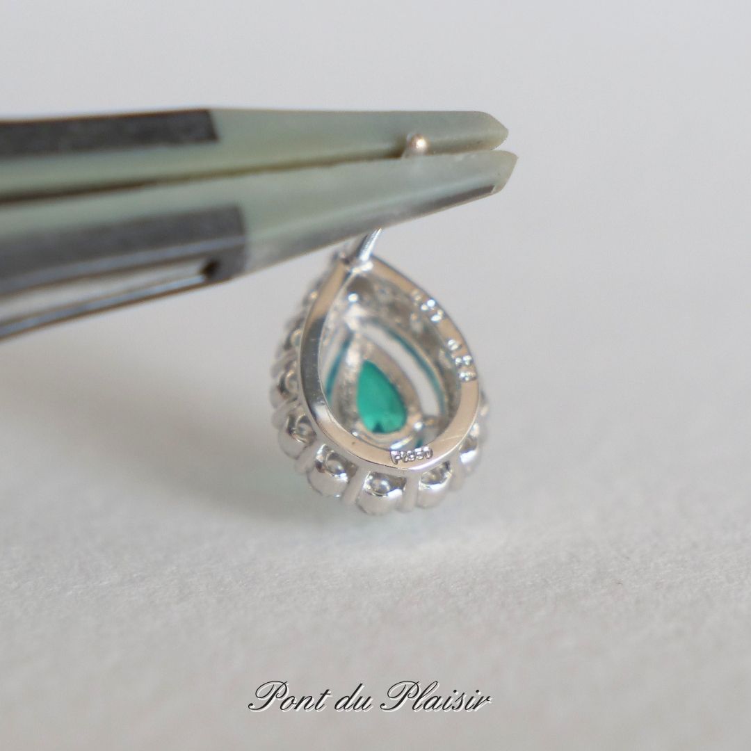 Pt製エメラルドピアス(ペアシェイプ)