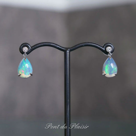 Pt900製エチオピアオパールピアス（ペアシェイプ）